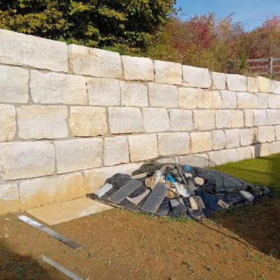Natursteinmauer, Privatgarten in Brandenburg