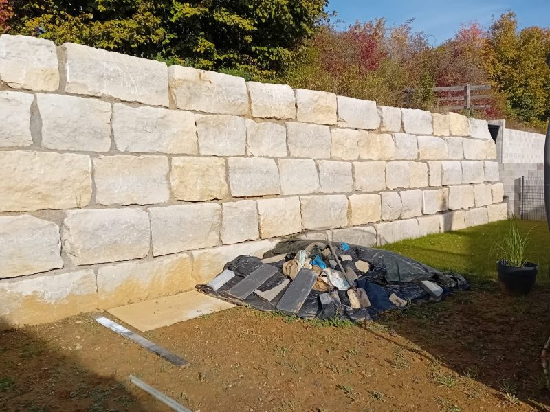 Natursteinmauer, Privatgarten in Brandenburg